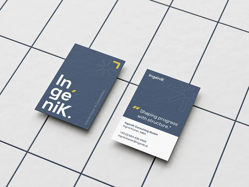 Visitenkarten von IngeniK Consulting in Marineblau und Goldgelb mit Logo und Slogan